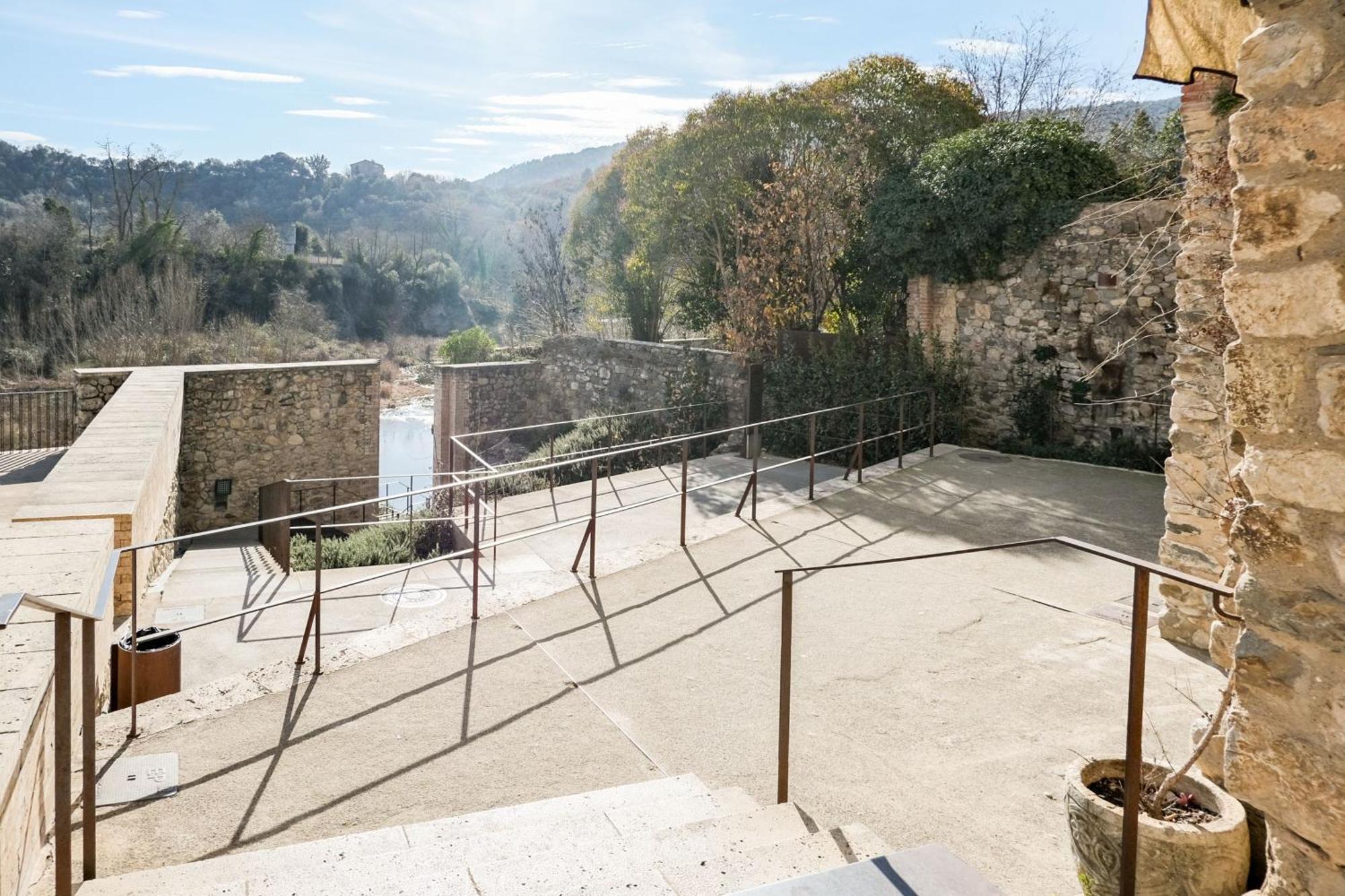 10 Del Pont Alojamiento Con Vistas Panoramicas Besalu Exterior photo